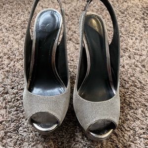 Beautiful shoes size 6.5 elegant heels good for a Party